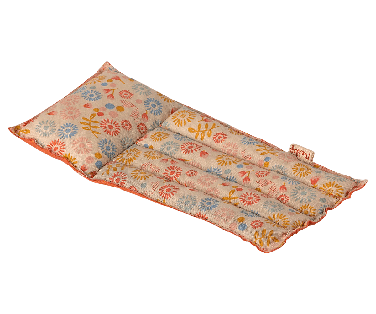 maileg air mattress, mouse flower