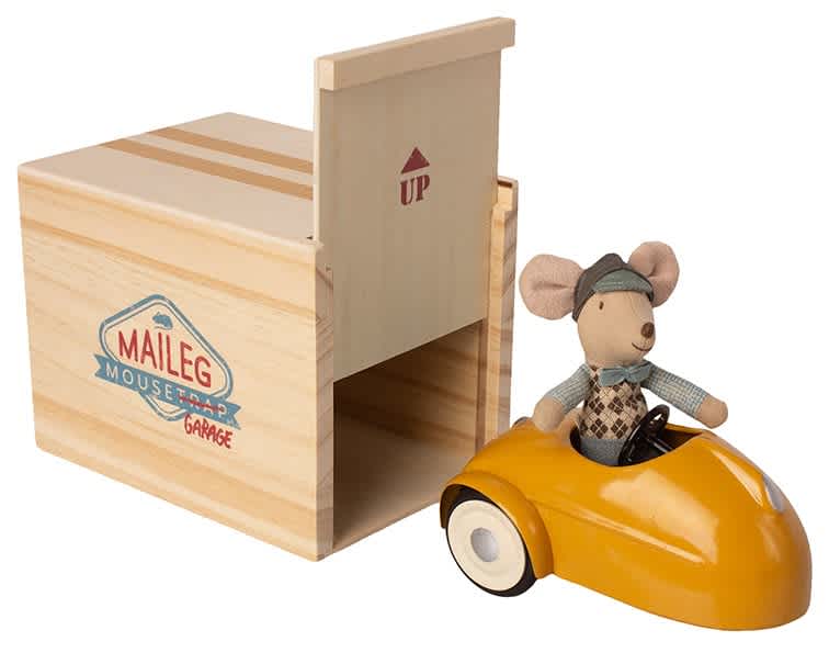 maileg muis in racewagen met garage geel