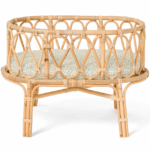 rotan poppenwiegje met olijfkleur matrasje