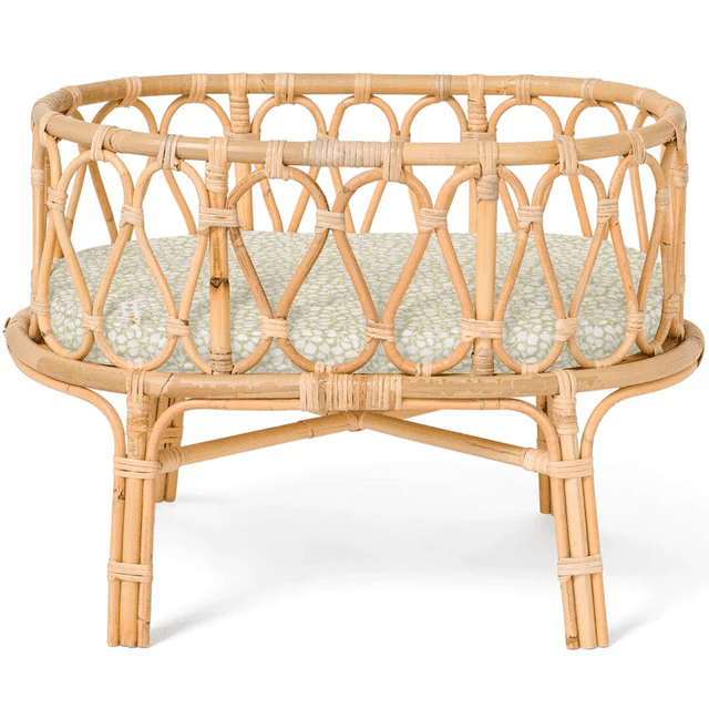 rotan poppenwiegje met olijfkleur matrasje