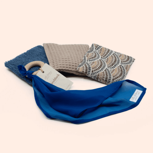 duurzaam kraamcadeau met pittenzakjes en speeldoek blauw