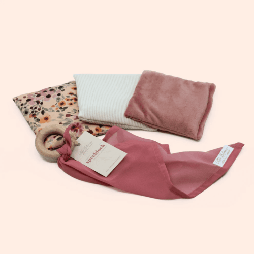 duurzaam kraamcadeau met pittenzakjes en speeldoek roze