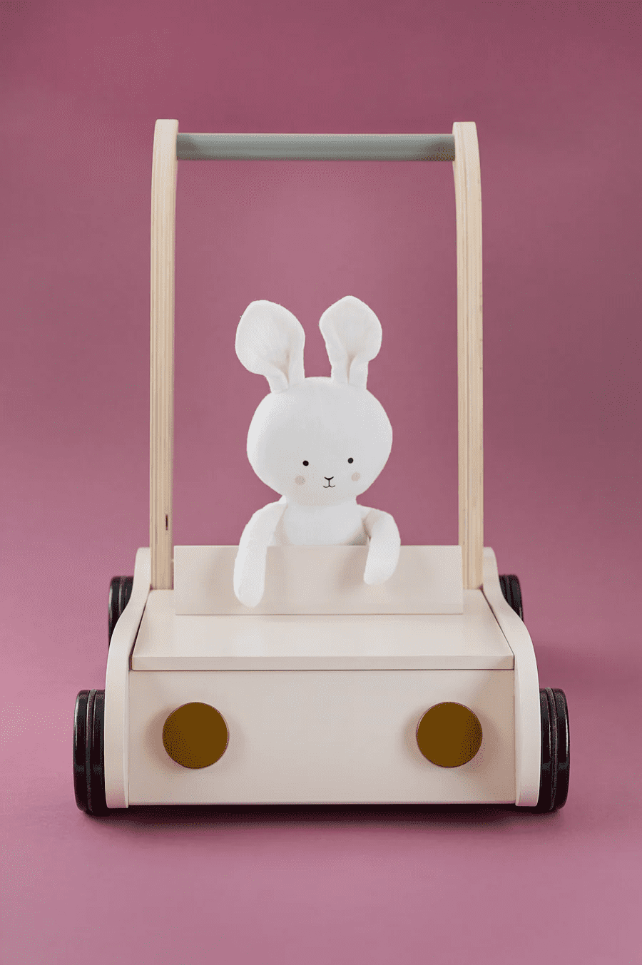 houten loopwagen met knuffelkonijn