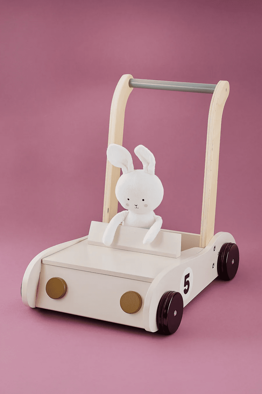 houten loopwagen met knuffelkonijn